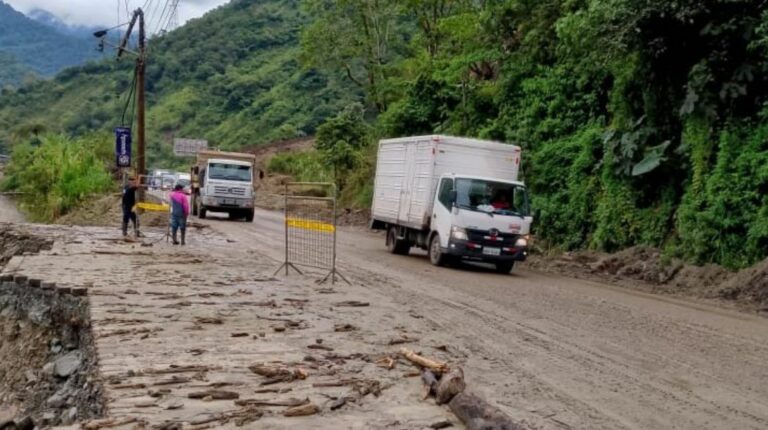 Un carril está habilitado en la vía Baños-Puyo, tras deslizamientos