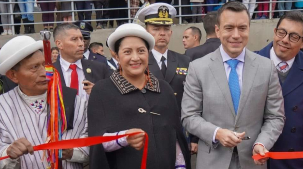 El presidente Daniel Noboa, junto a la alcaldesa de Ambato, Diana Caiza, en la inauguración de un mercado en Chibuleo, el 3 de julio de 2024.