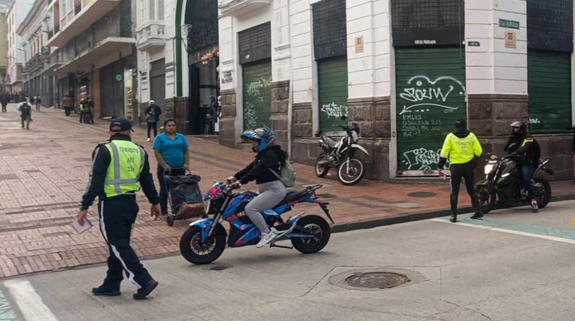Agentes de tránsito en las calles de Quito, 24 de junio de 2024.