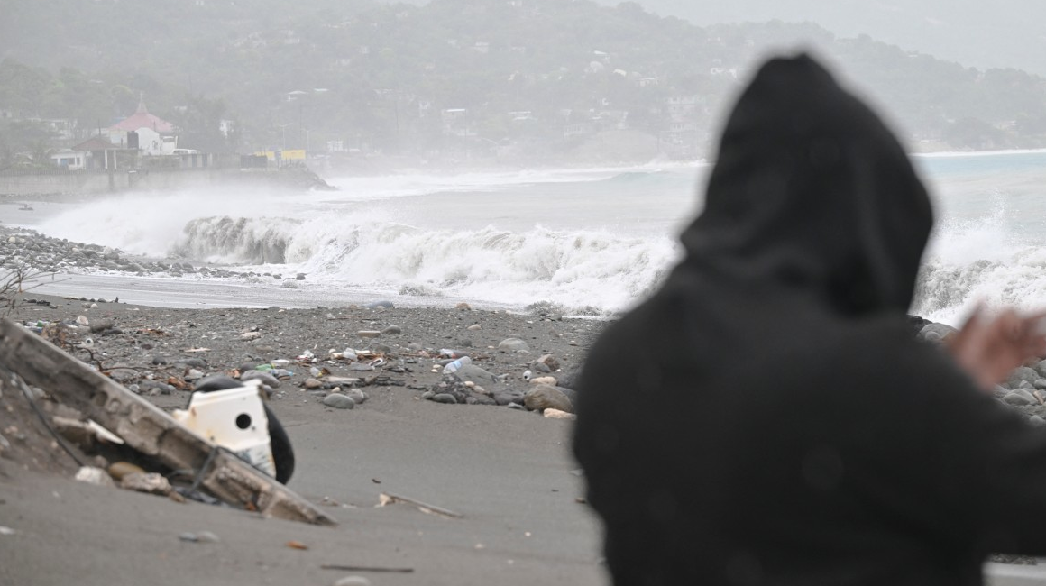 Una persona observa cómo las olas se estrellan contra la playa en Kingston, Jamaica, antes de la llegada del huracán Beryl el 3 de julio de 2024.