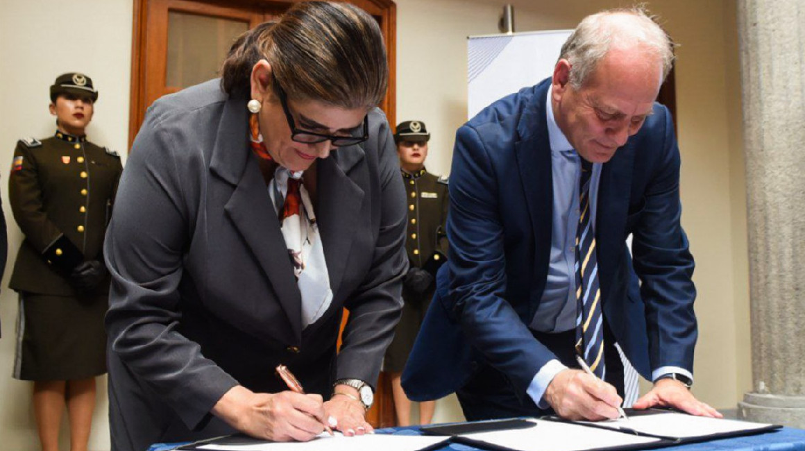 La ministra del Interior, Mónica Palencia, en la firma de un acuerdo con el embajador de la UE en Quito, Charles-Michel Geurts,el 3 de julio de 2024.