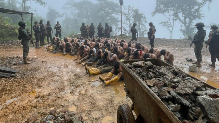 Operativo en Ponce Enríquez: 43 mineros liberados, cuerpos hallados y armas decomisadas