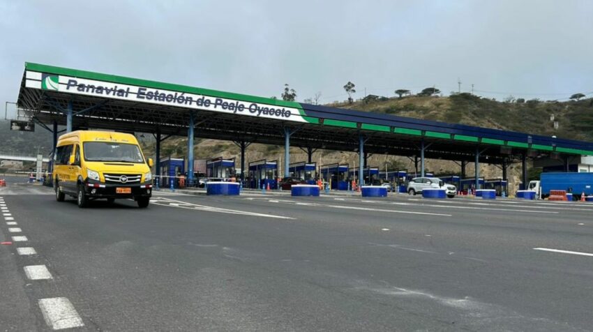 Vehículos circulan por el peaje de Oyacoto  en Quito, el 4 de julio de 2024.