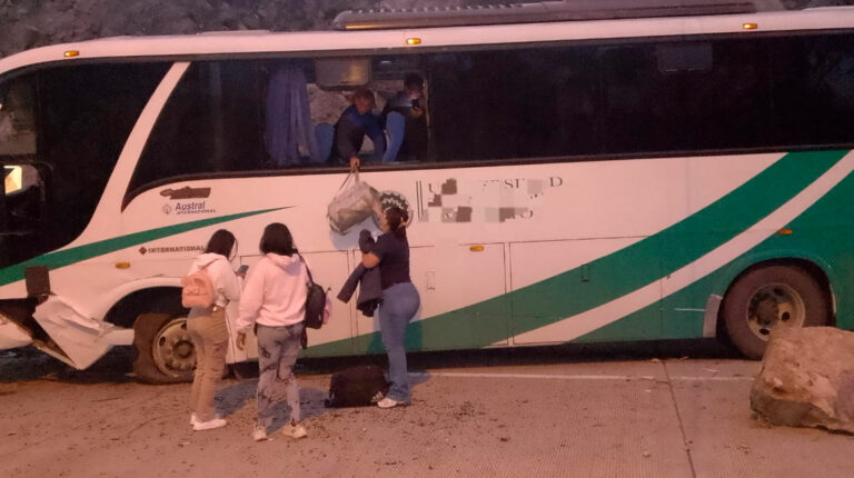 12 personas heridas tras choque de bus en Azuay