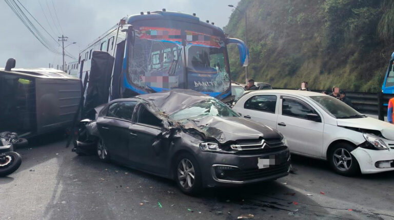 Cinco personas heridas tras choque múltiple en la Autopista General Rumiñahui