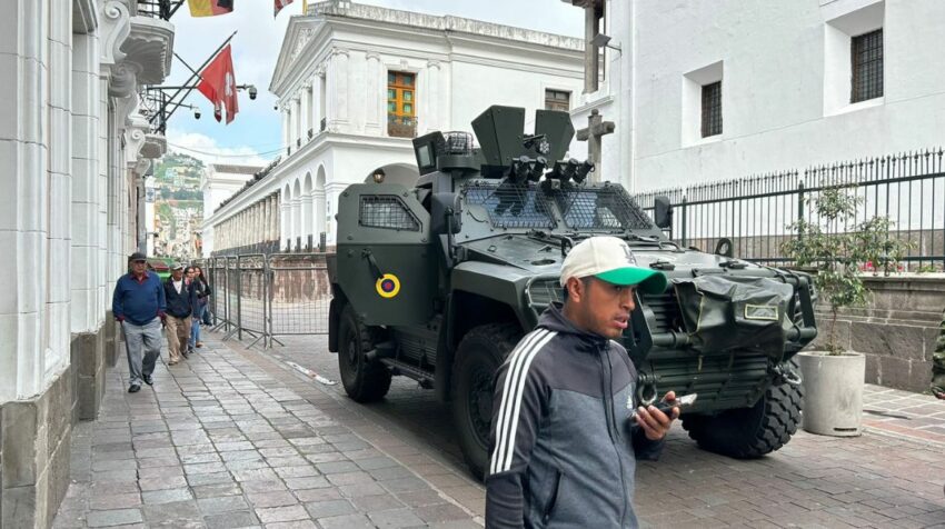 Un vehículo blindado tipo Cobra en el Centro Histórico de Quito, el 4 de julio de 2024.