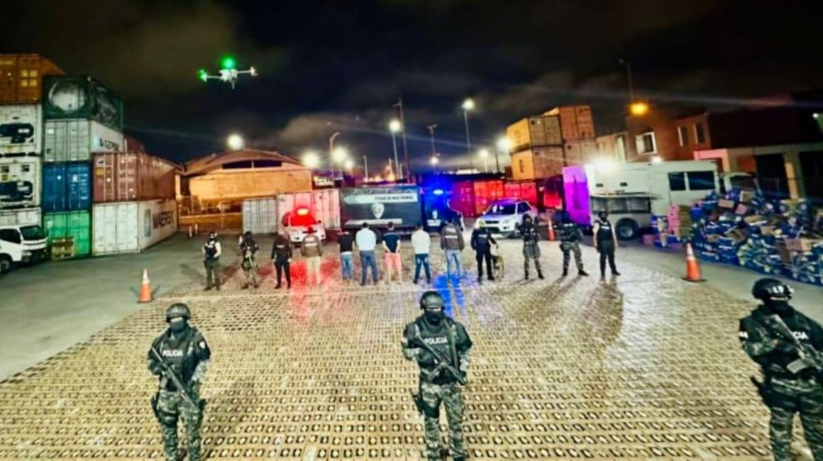 Policías custodian un cargamento de cocaína en el Puerto Marítimo de Guayaquil.