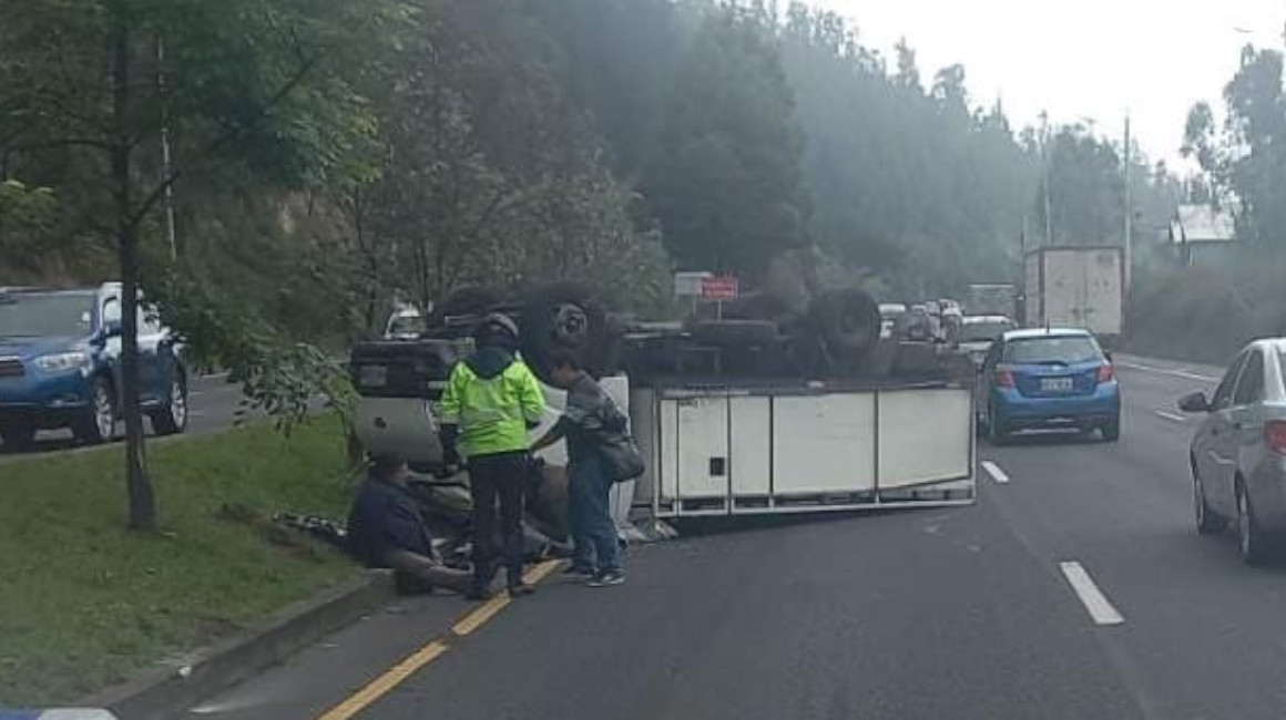 Tres heridos más en Quito tras volcamiento de un camión en la avenida Simón Bolívar