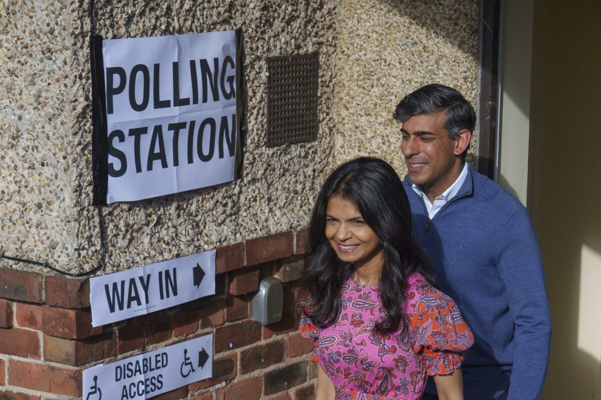 El primer ministro británico, Rishi Sunak (der.) junto a su esposa, Akshata Murty, después de haber votado en una localidad de Northallerton, Inglaterra, el 4 de julio de 2024.