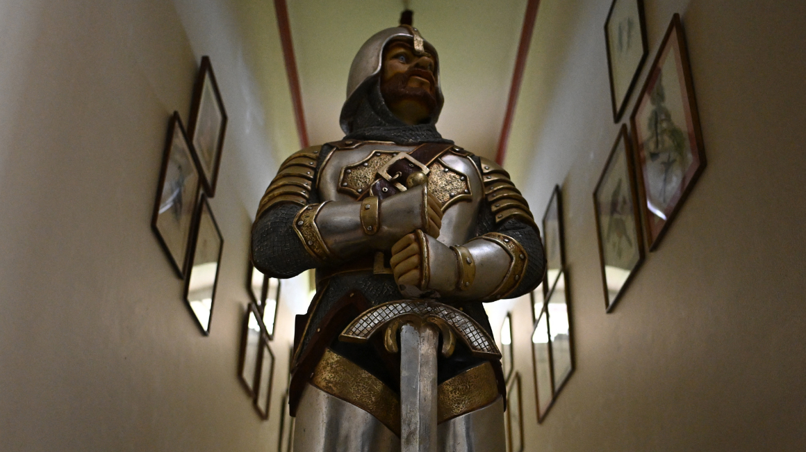 Escultura de un caballero medieval dentro del castillo Marroquín, antes usado por narcotraficantes, el 7 de junio de 2024.