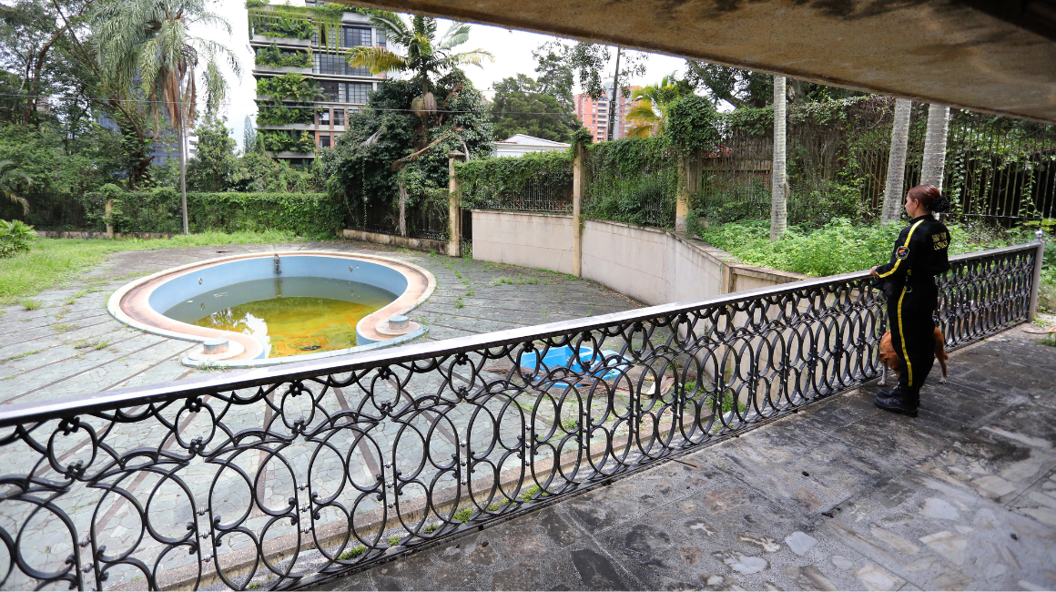 Vista de la piscina de la casa Montecasino, en Medellín, Colombia, el 6 de junio de 2024.