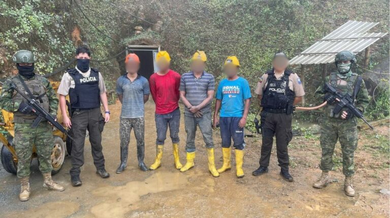 En el rescate a mineros de Ponce Enríquez, se hallaron dos cabezas y dos tórax humanos