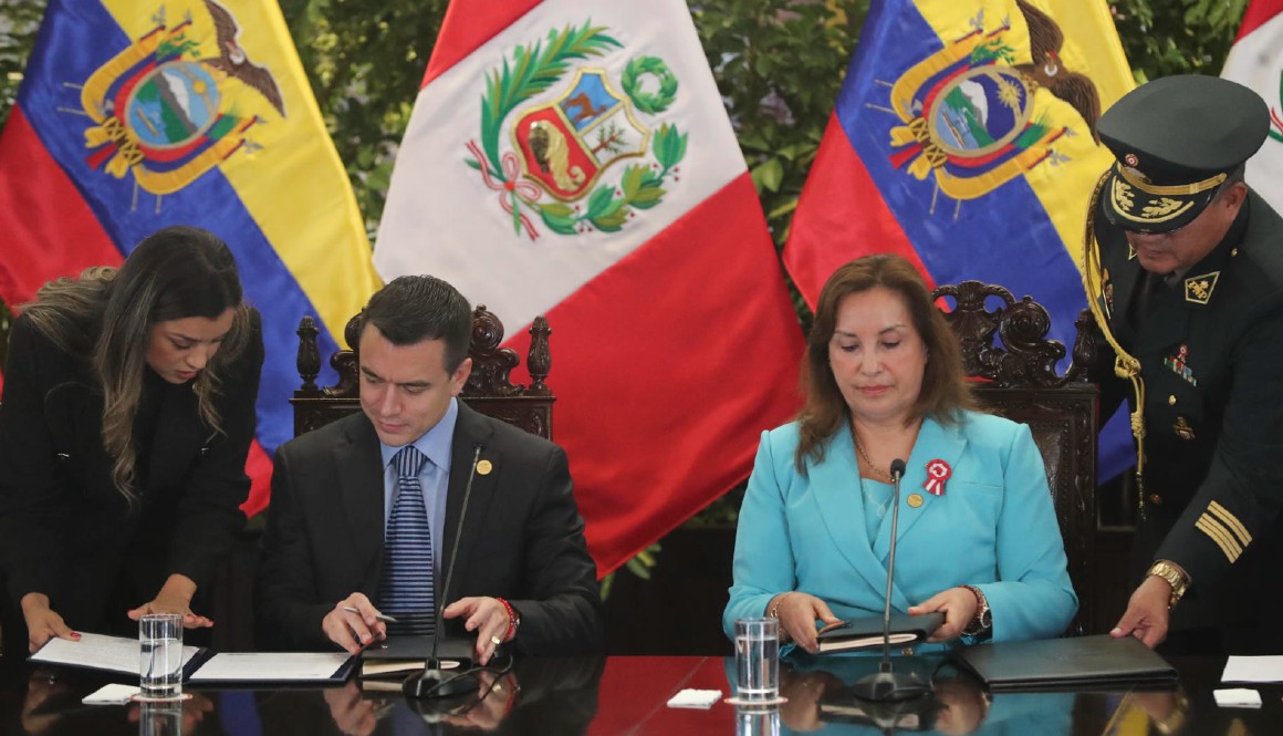 El presidente de Ecuador, Daniel Noboa, y la presidenta del Perú, Dina Boluarte (der.), en Lima, el 4 de julio de 2024.