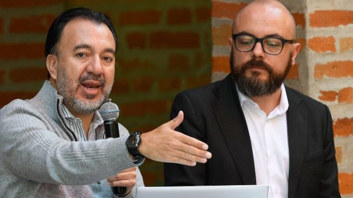 El secretario de Territorio, Hábitat y Vivienda, José Morales (derecha), junto al alcalde de Quito, Pabel Muñoz, el 25 de septiembre de 2023 en un informe ciudadano.