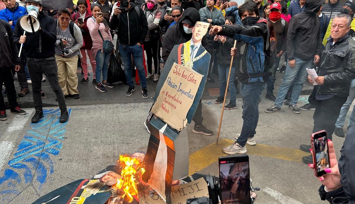 Manifestantes queman imágenes del presidente Daniel Noboa, el 4 de julio de 2024.