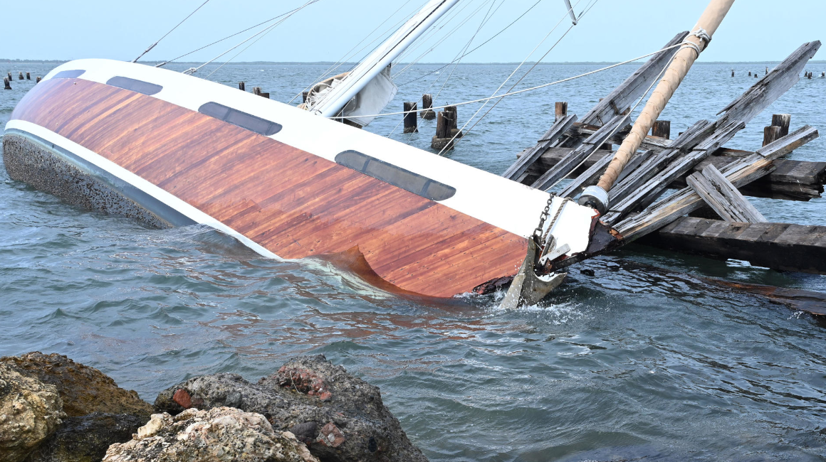 Un barco hundido debido al paso del huracán Beryl este 4 de julio de 2024, en Kingston, Jamaica.