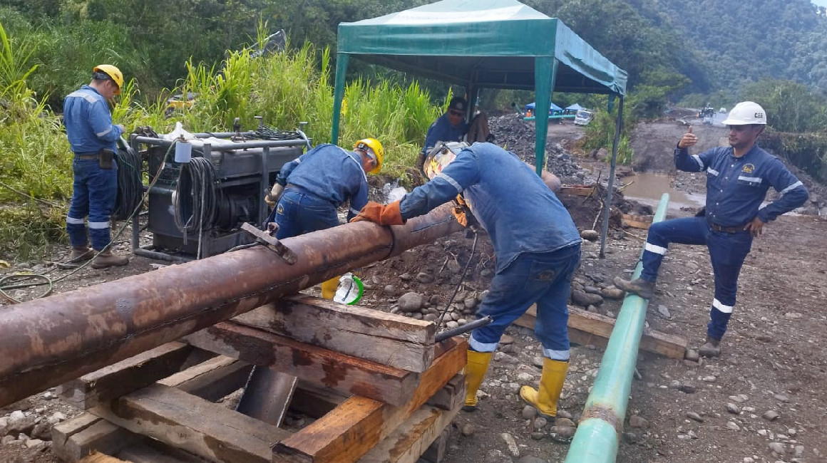 Imagen referencial de empleados de Petroecuador durante la construcción de la séptima variante del poliducto Shushufindi-Quito, el 3 de julio de 2024.