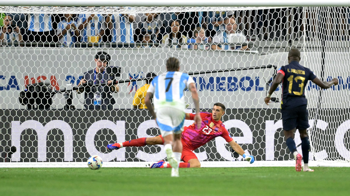 Enner Valencia erró un penal en el tiempo regular del partido entre Ecuador y Argentina, por los cuartos de final de Copa América.