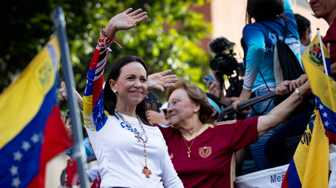 La líder opositora María Corina Machado saluda durante un acto de campaña del Candidato opositor Edmundo González este 4 de julio de 2024, en Caracas, Venezuela.