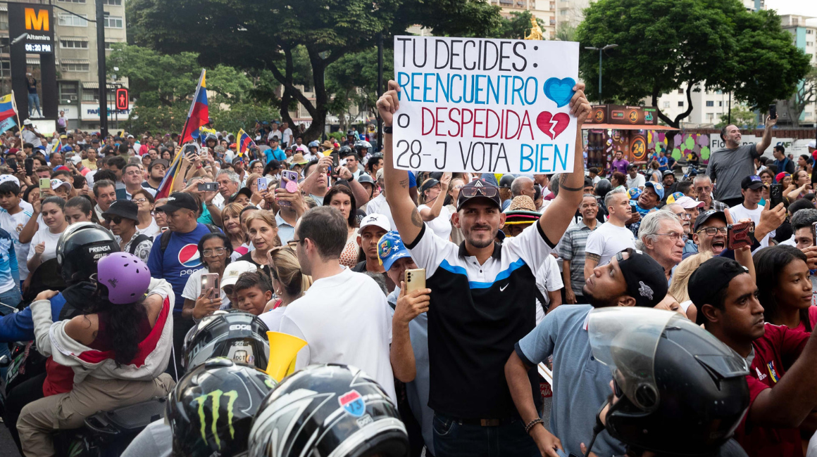 Simpatizantes del candidato opositor, Edmundo González Urrutia, asisten a un acto de campaña el jueves 4 de julio de 2024 en Caracas, Venezuela.