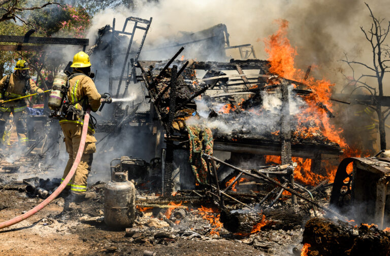 El intenso calor y los incendios en California ponen en aprietos a los bomberos