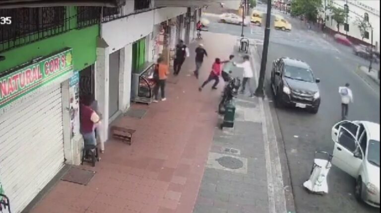 Cámara de vigilancia registra el secuestro de un comerciante en pleno centro de Guayaquil