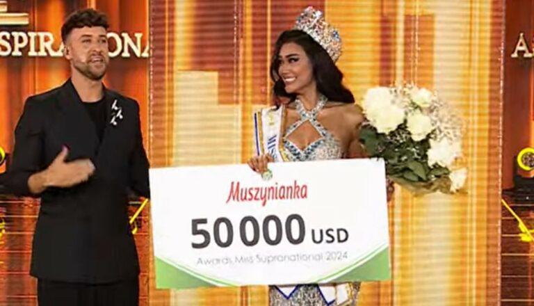 La ecuatoriana Andrea Aguilera entrega la corona de Miss Supranational 2024 a la representante de Indonesia