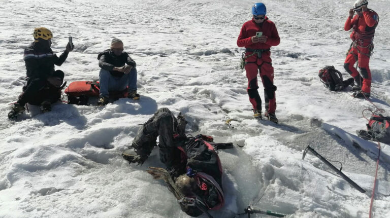 Deshielo de nevado en Perú dejó expuesto el cuerpo momificado de un alpinista