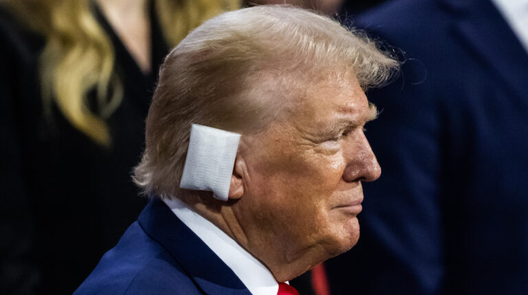 Donald Trump llega a la Convención Republicana con una venda en su oreja